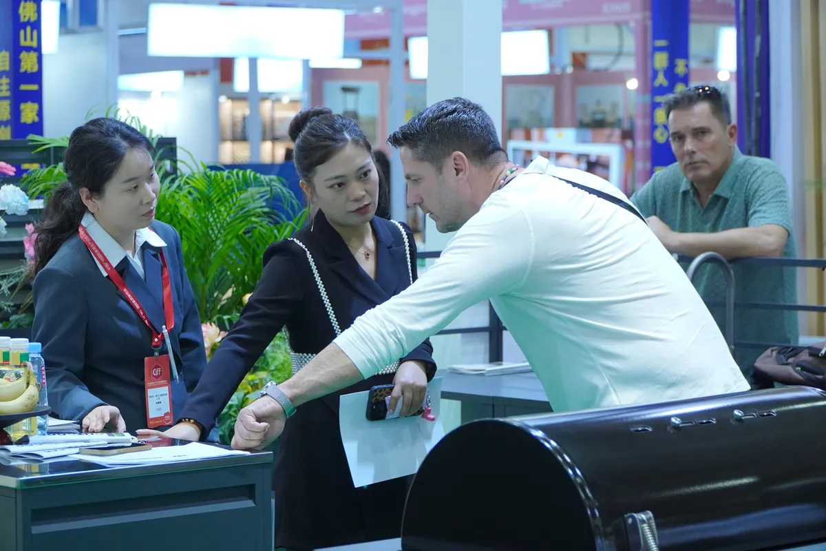 Foreign buyers discussing product details with Selead staff at the CIFF 2026 booth